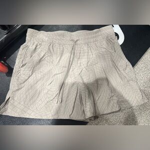 Lululemon size 6 khaki spring breakaway shorts EUC